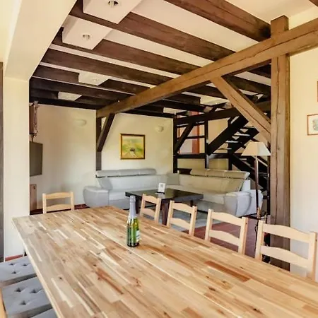 Large, Comfortable With A Garden بيت للعطل