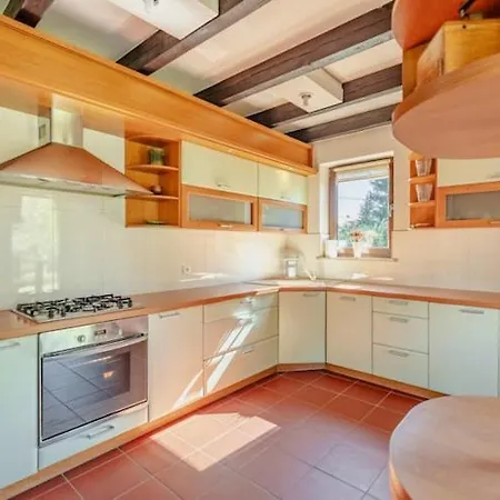 Large, Comfortable With A Garden بيت للعطل