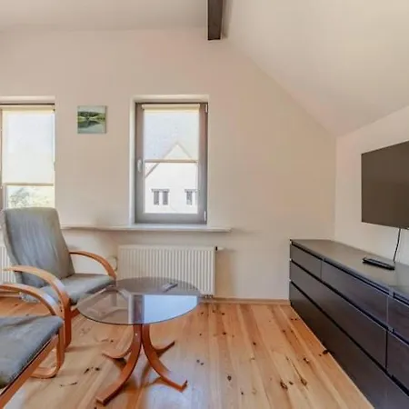 Large, Comfortable With A Garden بيت للعطل *