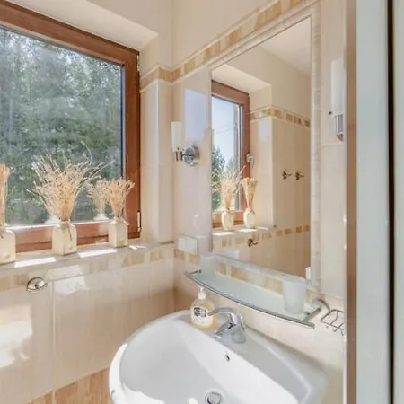 Large, Comfortable With A Garden بيت للعطل